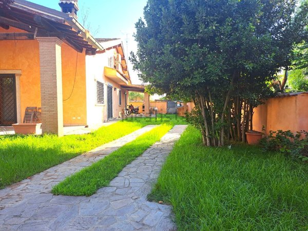 casa indipendente in vendita a Roma in zona Infernetto