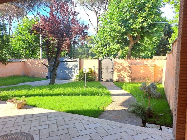 casa indipendente in vendita a Roma in zona Infernetto