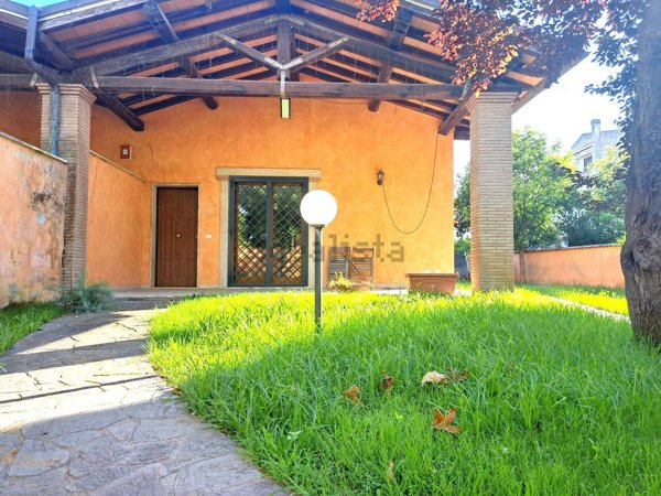 casa indipendente in vendita a Roma in zona Infernetto