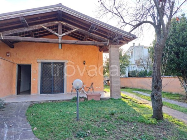 casa indipendente in vendita a Roma in zona Infernetto