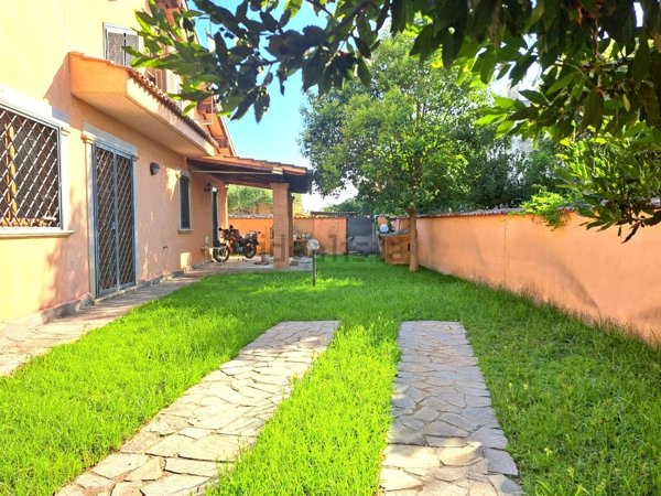 casa indipendente in vendita a Roma in zona Infernetto