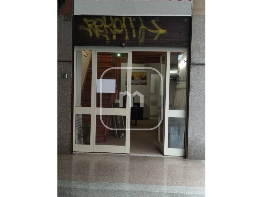 negozio in vendita a Roma in zona Cinecittà