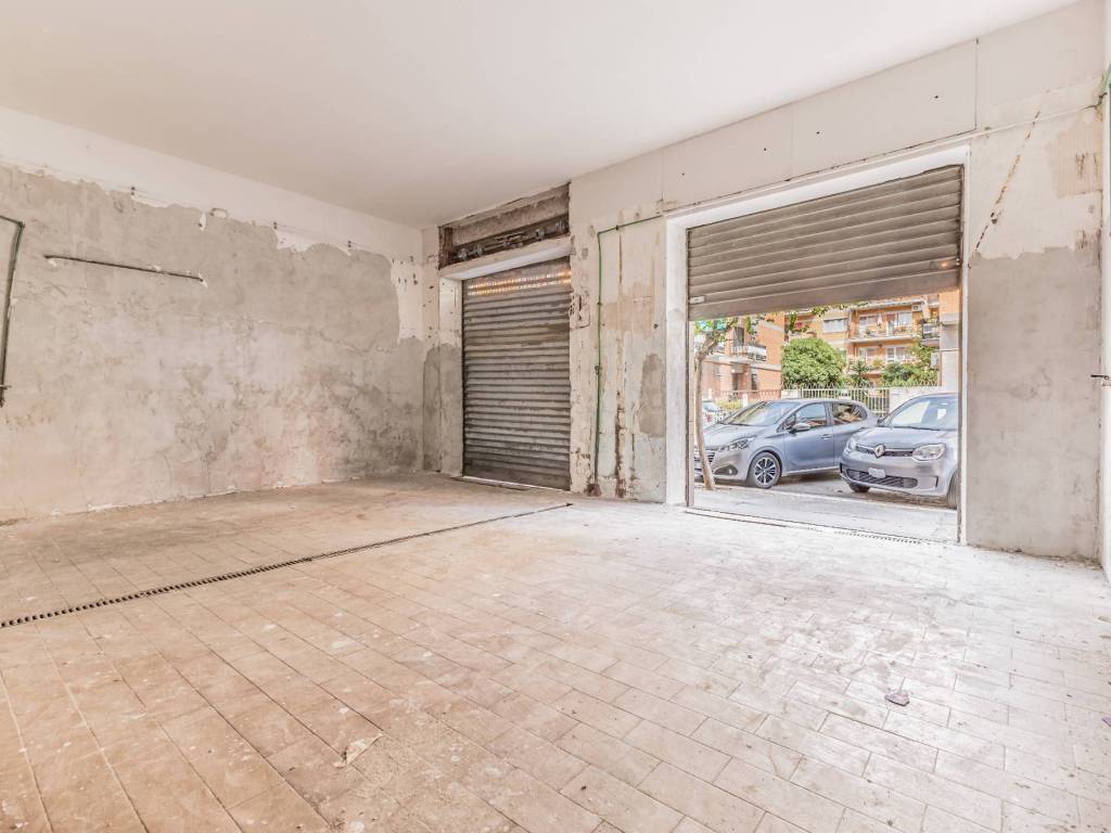 negozio in vendita a Roma in zona Appio Claudio