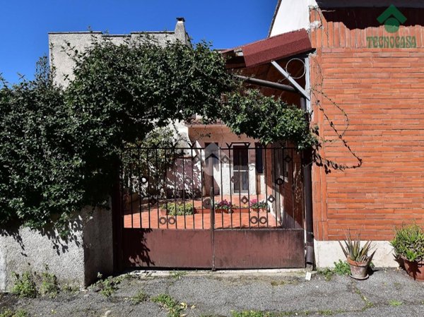 appartamento in vendita a Roma in zona Appio Pignatelli