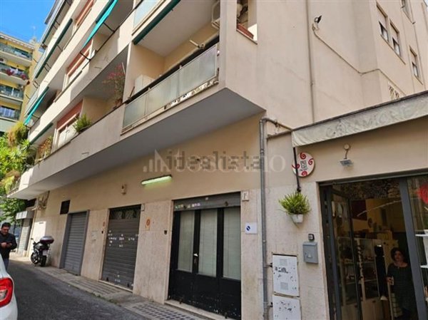 locale commerciale in vendita a Roma in zona Appio Latino