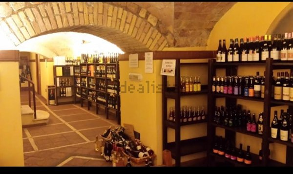 locale commerciale in vendita a Roma in zona Ostiense