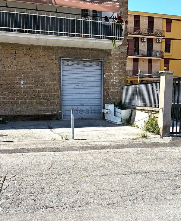locale commerciale in vendita a Roma in zona Torre Angela