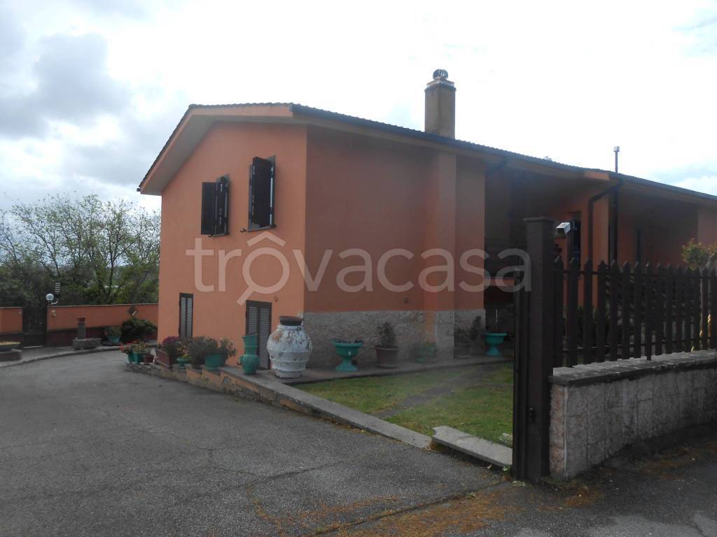 casa indipendente in vendita a Roma in zona Valle Muricana