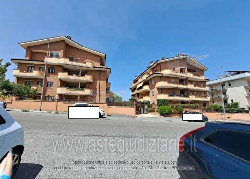 appartamento in vendita a Roma in zona Spallette