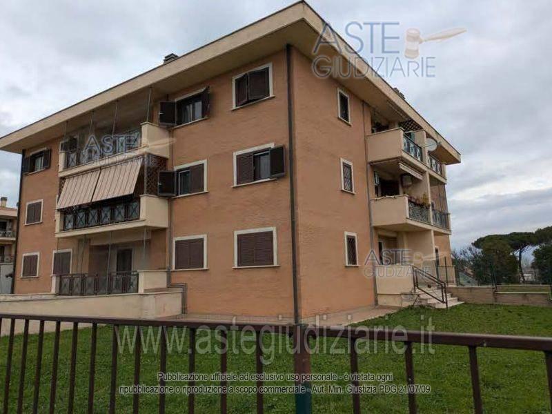 appartamento in vendita a Roma in zona Castelverde