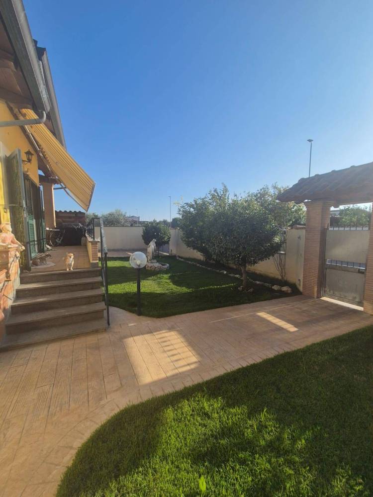 casa indipendente in vendita a Roma in zona Ostia Antica