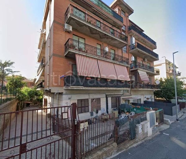 appartamento in vendita a Roma in zona Torre Angela