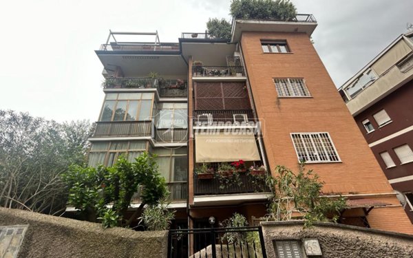 appartamento in vendita a Roma in zona Tomba di Nerone