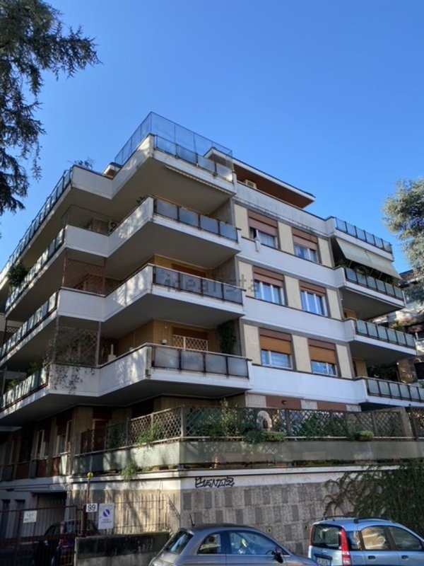 appartamento in vendita a Roma in zona Tomba di Nerone