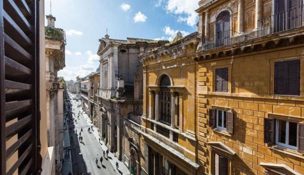appartamento in vendita a Roma in zona Trevi-Colonna