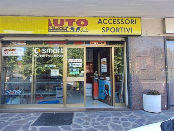 negozio in vendita a Roma in zona Pantan Monastero