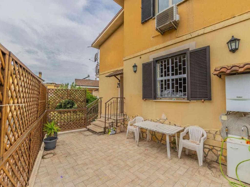 casa indipendente in vendita a Roma in zona Finocchio