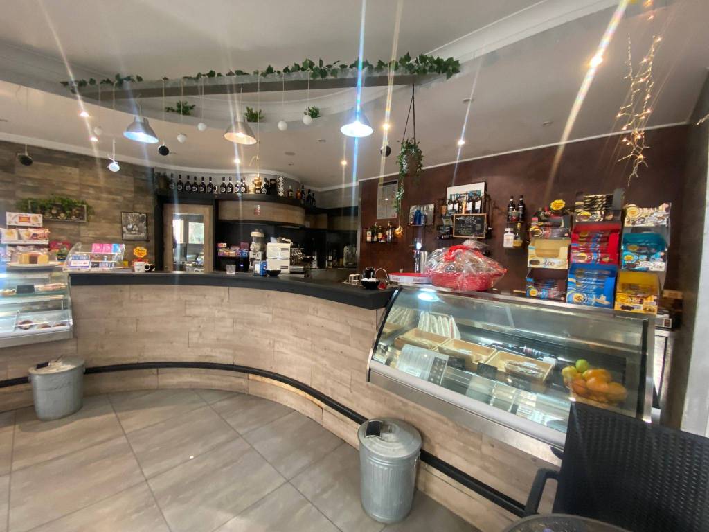 negozio in vendita a Roma in zona Pantan Monastero