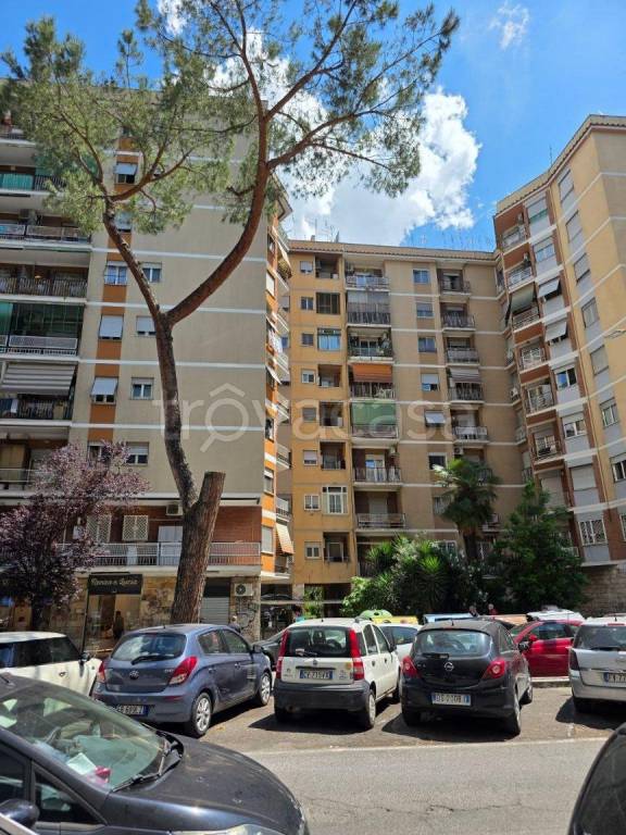 appartamento in vendita a Roma in zona Ostiense