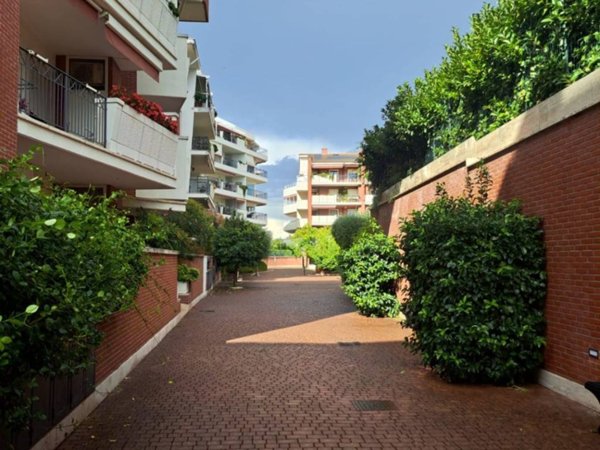 appartamento in vendita a Roma in zona Pantan Monastero