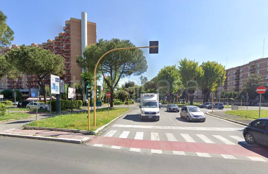 negozio in vendita a Roma in zona Collatino