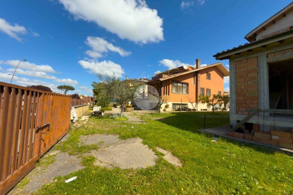 casa indipendente in vendita a Roma in zona Massimina/Casal Lumbroso