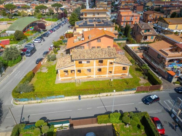 casa indipendente in vendita a Roma in zona Massimina/Casal Lumbroso