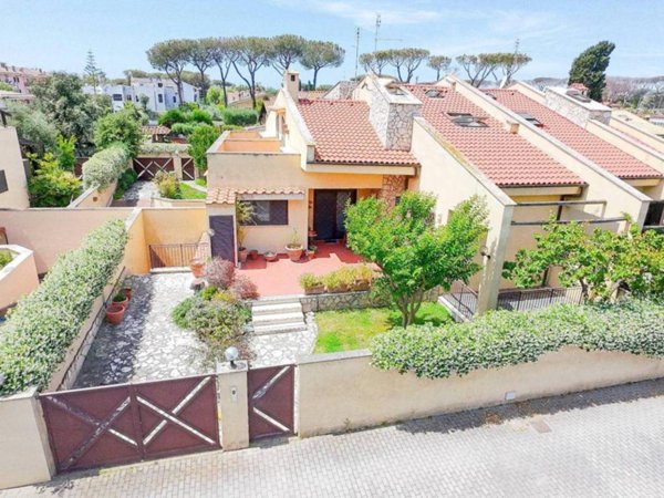 casa indipendente in vendita a Roma in zona Infernetto