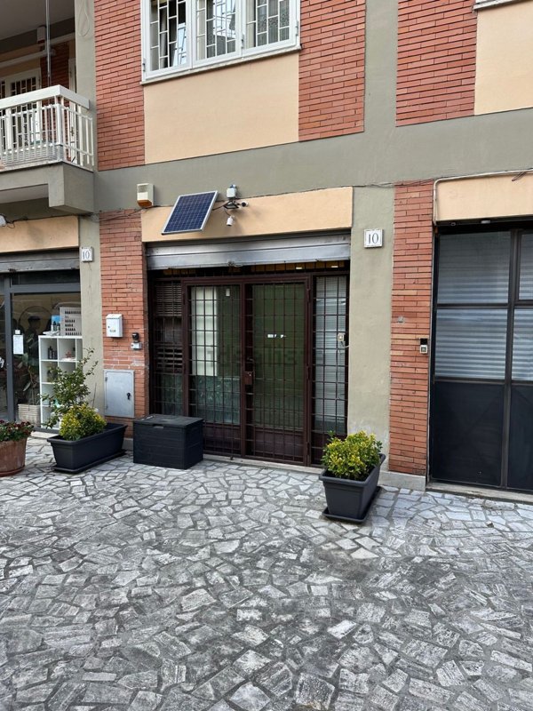 locale commerciale in vendita a Roma in zona Tomba di Nerone