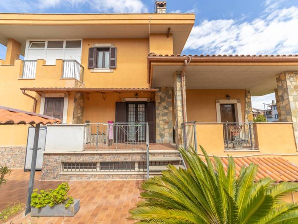 casa indipendente in vendita a Roma in zona Finocchio
