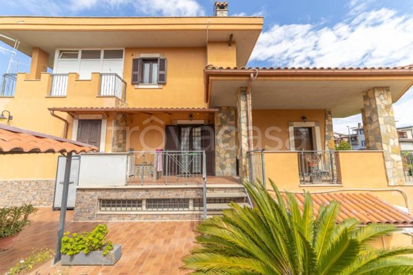 casa indipendente in vendita a Roma in zona Finocchio