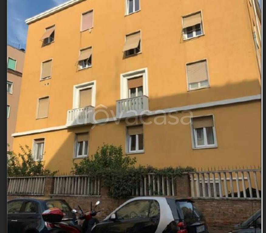 locale commerciale in vendita a Roma in zona Appio Latino