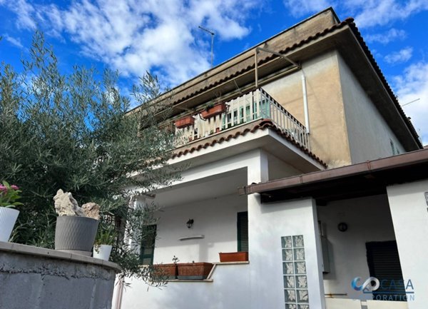 appartamento in vendita a Roma in zona Torre Angela