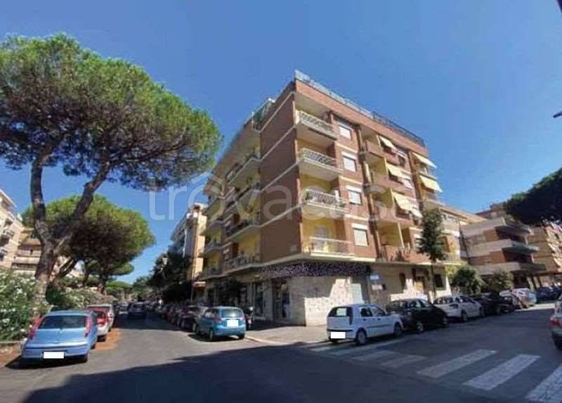 appartamento in vendita a Roma in zona Ostia