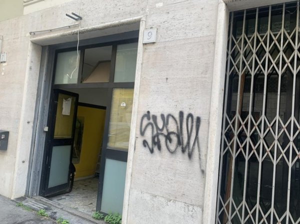 locale commerciale in vendita a Roma in zona Axa