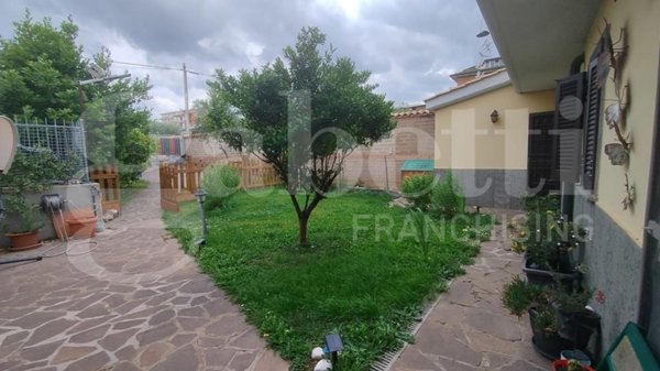 casa indipendente in vendita a Roma in zona Castelverde