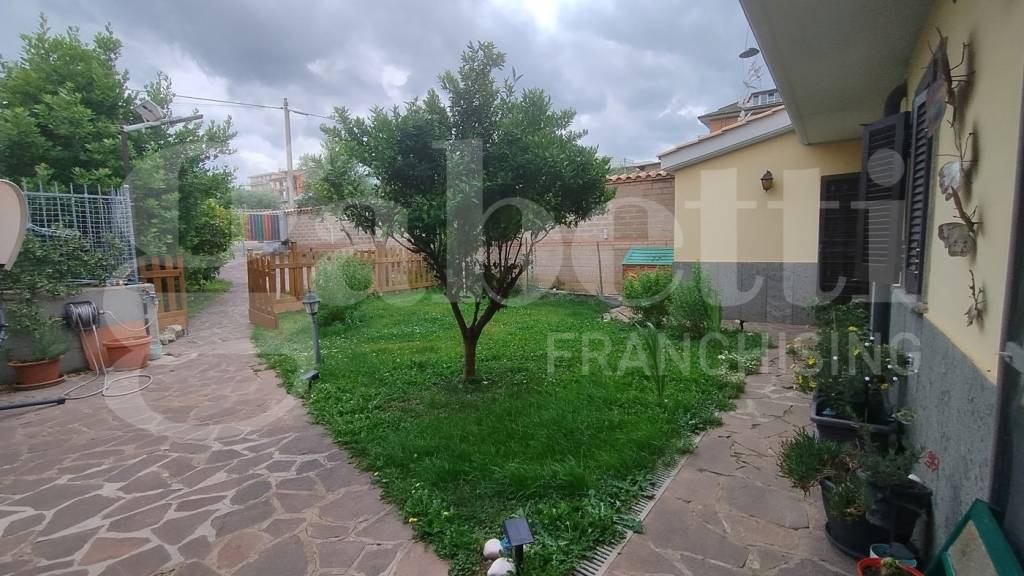 casa indipendente in vendita a Roma in zona Castelverde