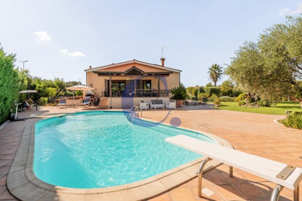 casa indipendente in vendita a Roma in zona Fonte Laurentina