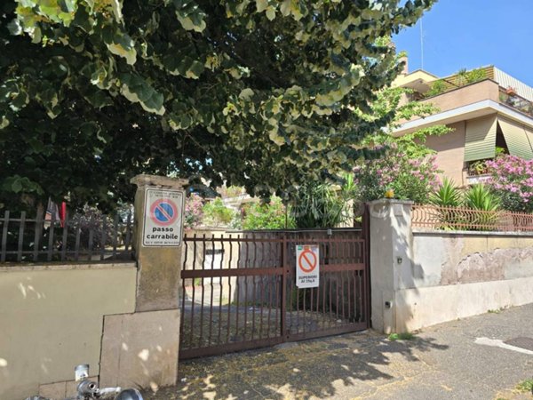 locale commerciale in vendita a Roma in zona Torrevecchia