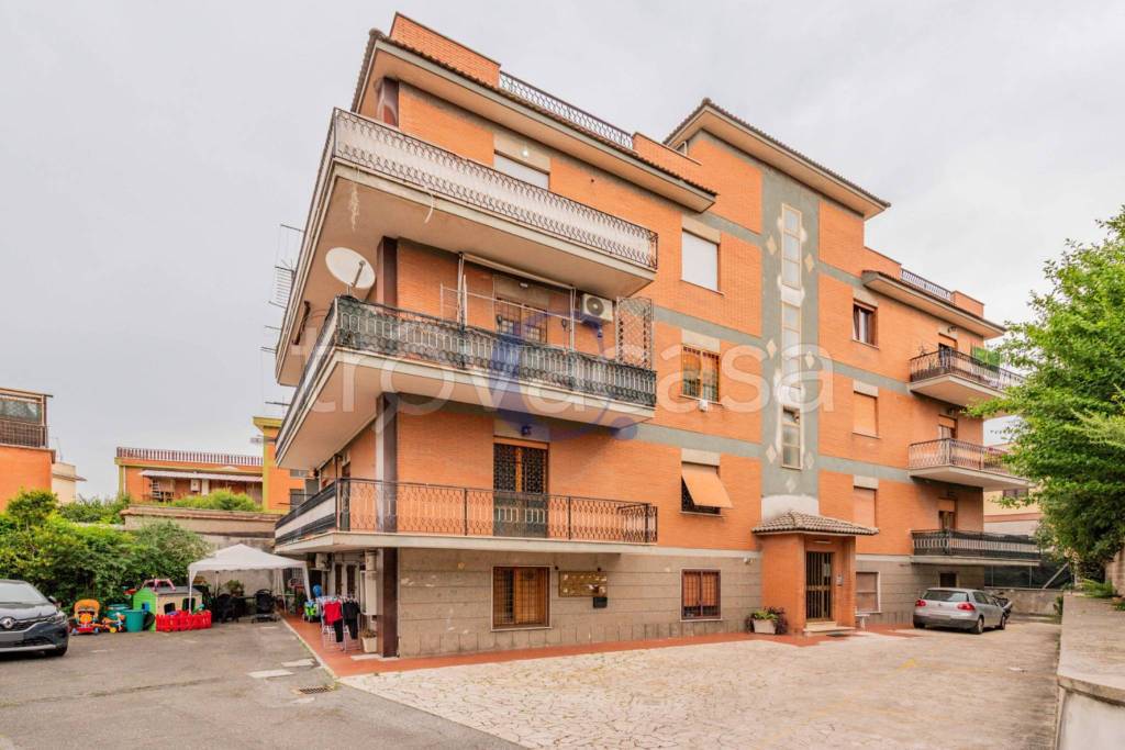 appartamento in vendita a Roma in zona Finocchio