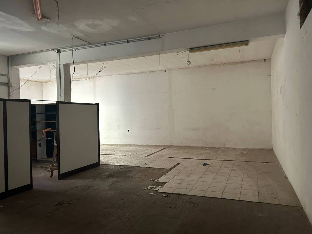 locale commerciale in vendita a Roma in zona Acilia