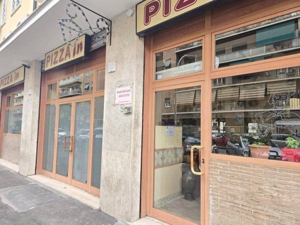 negozio in vendita a Roma in zona Cinecittà