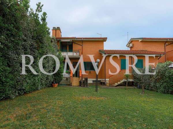 casa indipendente in vendita a Roma in zona Casal Palocco