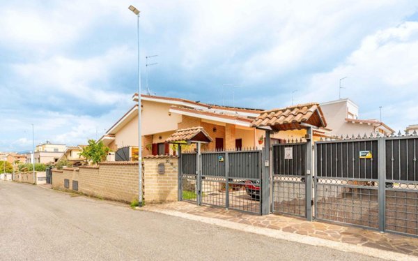 casa indipendente in vendita a Roma in zona Castelverde