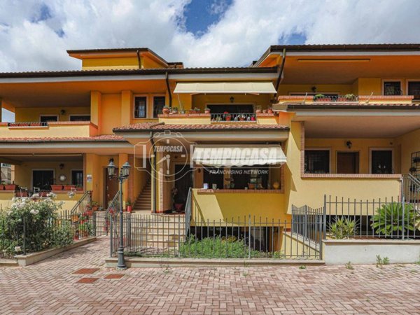 appartamento in vendita a Roma in zona Pantan Monastero