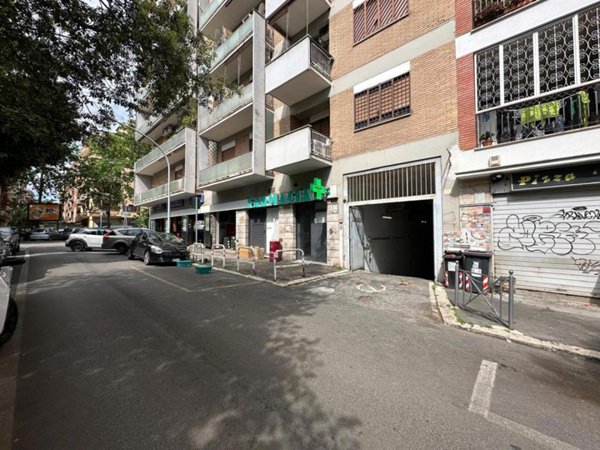 locale di sgombero in vendita a Roma in zona Appio Claudio
