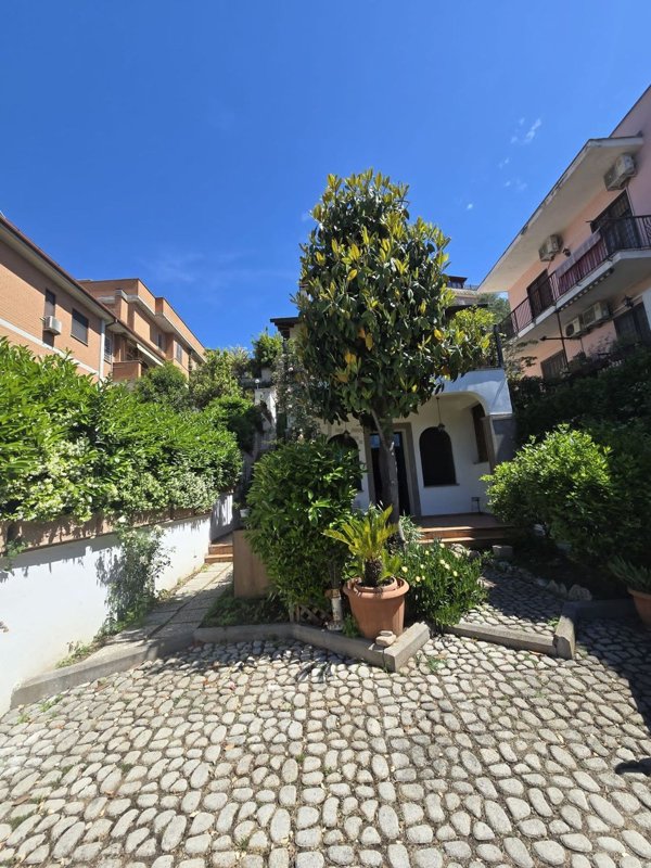 casa indipendente in vendita a Roma in zona Prima Porta