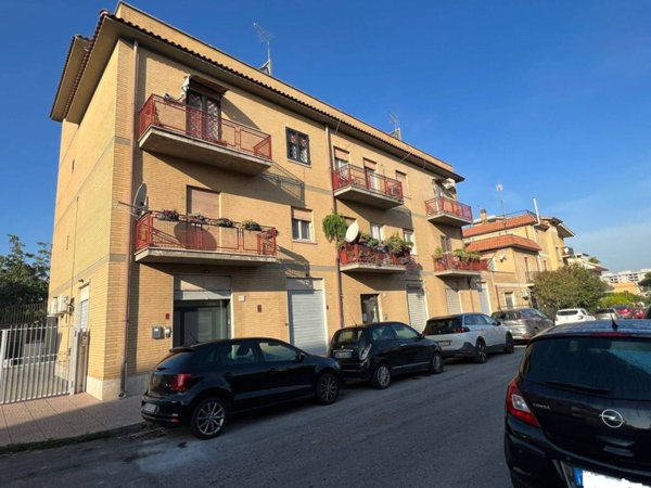 negozio in vendita a Roma in zona Romanina