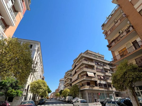 locale commerciale in vendita a Roma in zona Appio Latino