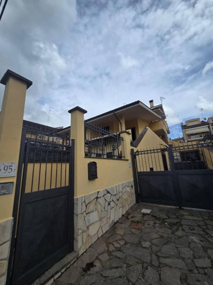 casa indipendente in vendita a Roma in zona Valle Muricana